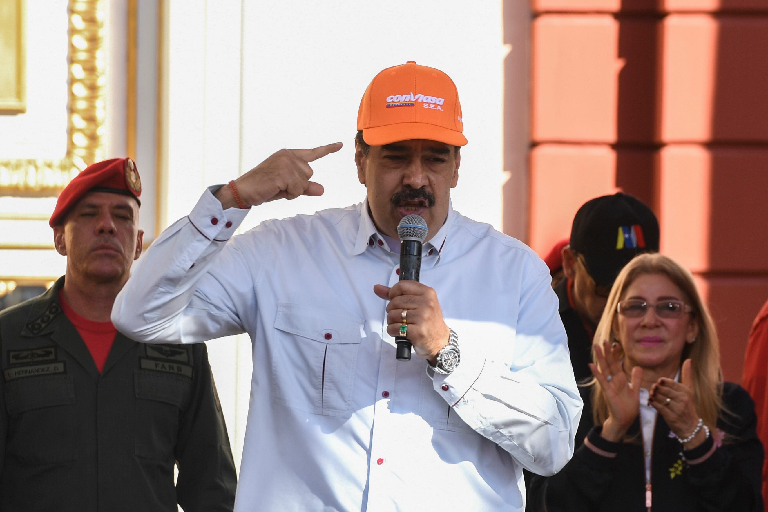 "Se creen dueños del mundo," dijo Maduro en referencia a Estados Unidos.