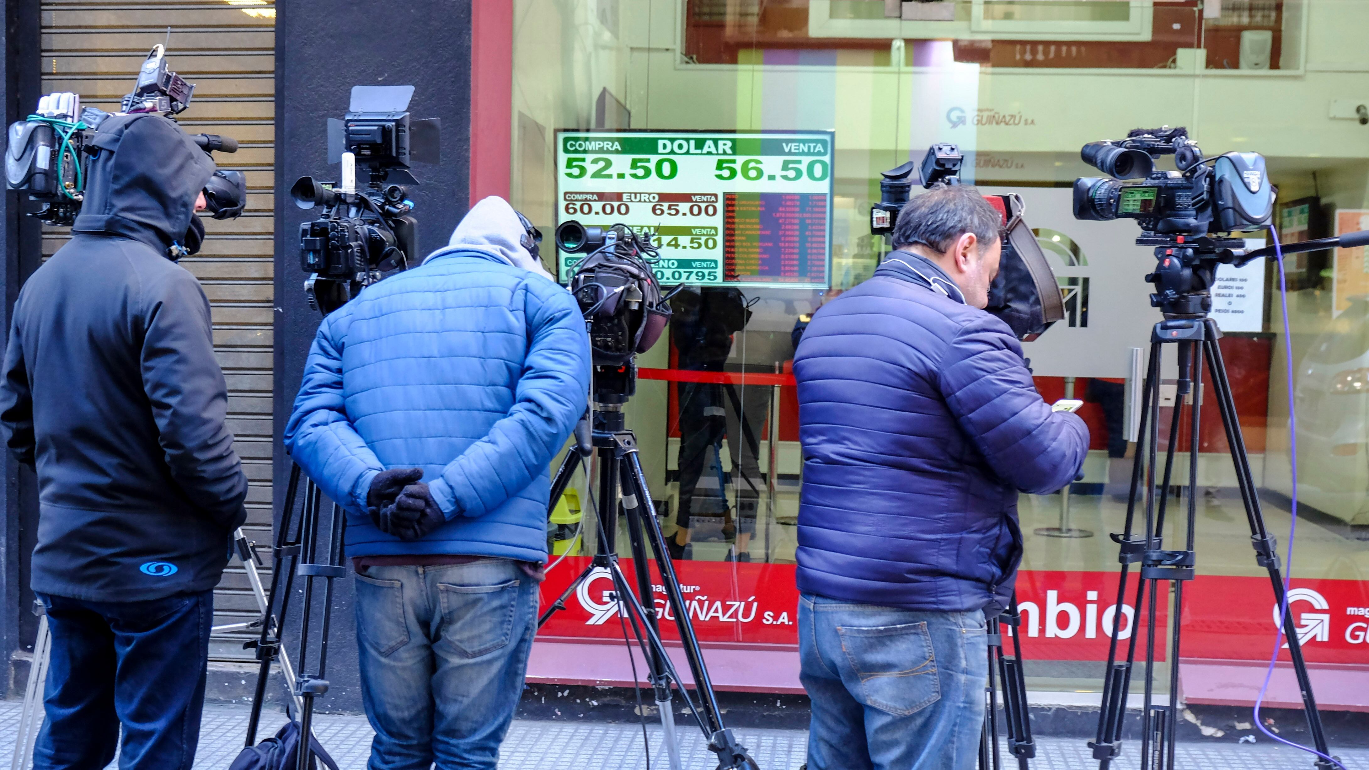 Dólar y cámaras. Las pizarras de las casas de cambio vuelven a ser una imagen de atención.
