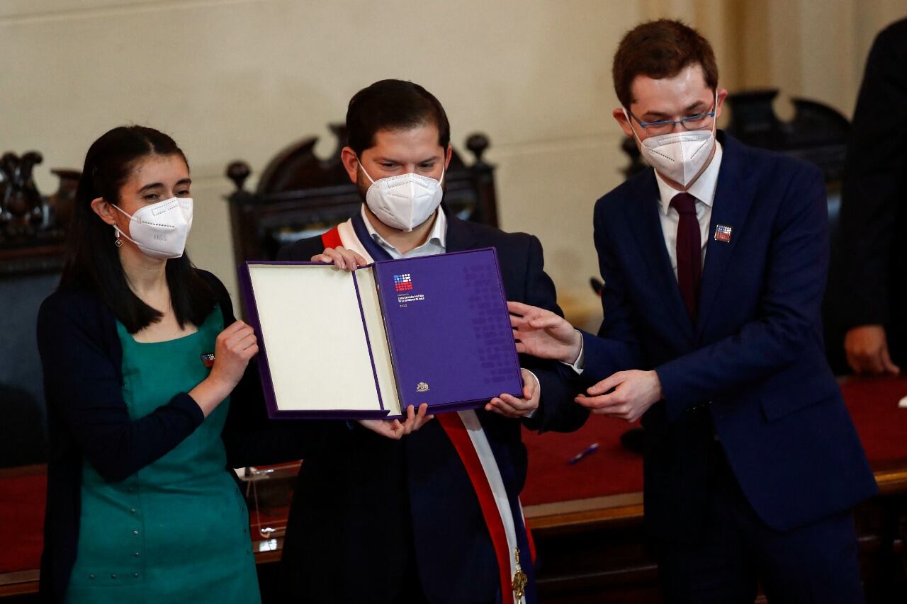Boric recibe su copia de la presidenta de la Convención María Elisa Quinteros y del vicepresidente Gaspar Domínguez.
