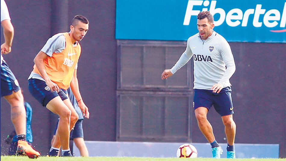 Tevez trabajó con normalidad junto al resto del plantel en la práctica matutina de ayer.