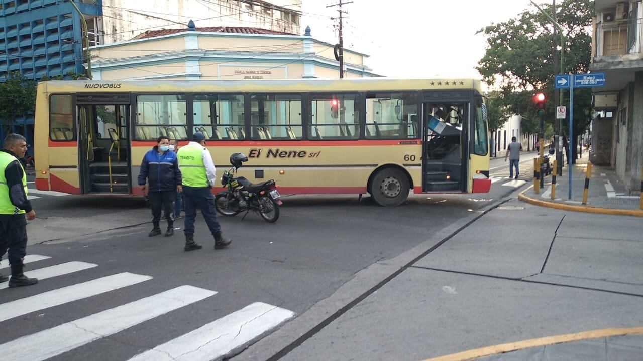 Una de las unidades que aún circula, durante el paro de colectivos realizado en marzo.