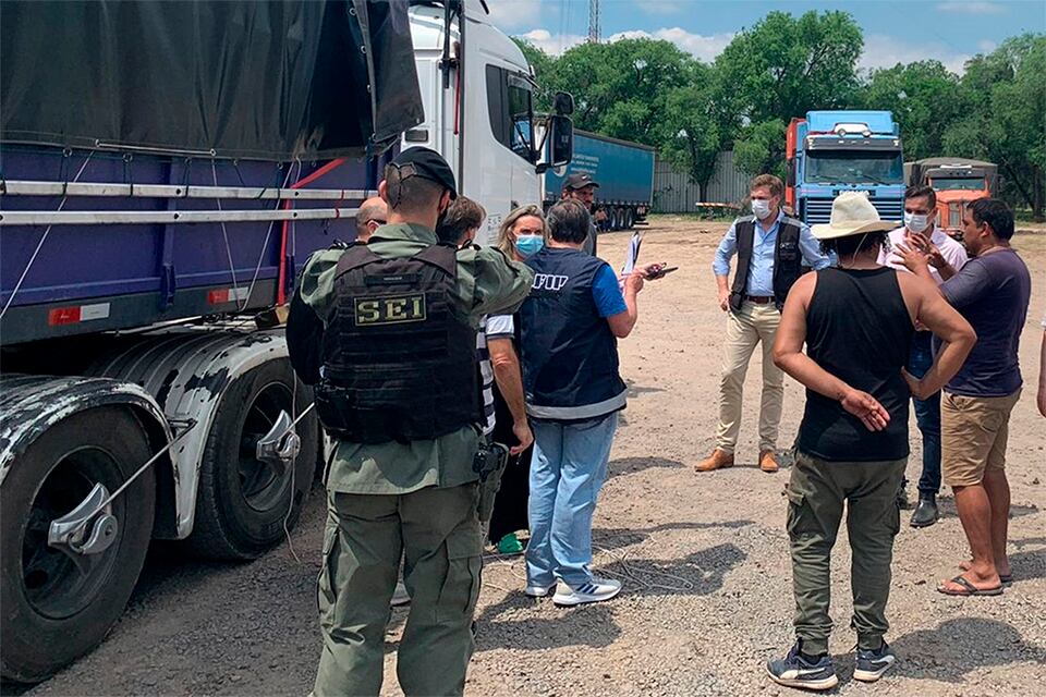 Personal de Aduana y los camiones con patentes paraguayas.