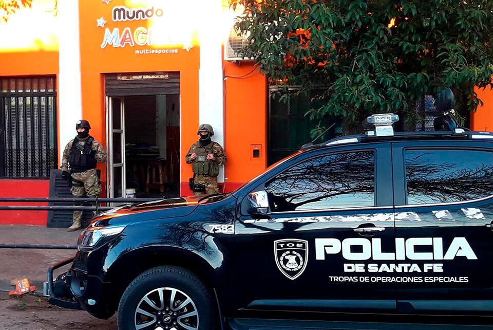 Uno de los allanamientos realizados ayer en Rosario.