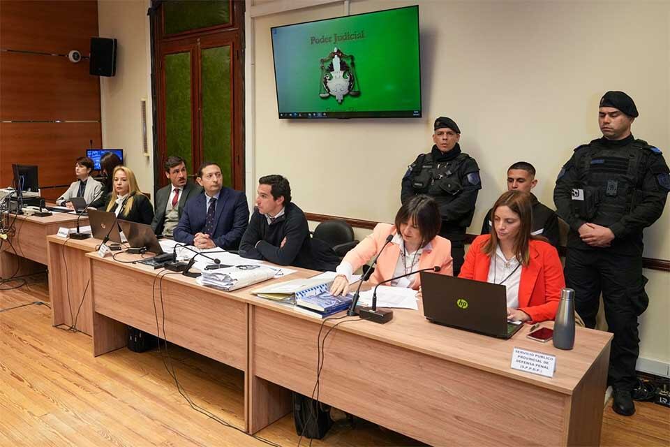 Si el jurado decide la culpabilidad, luego  la jueza determina la pena. 