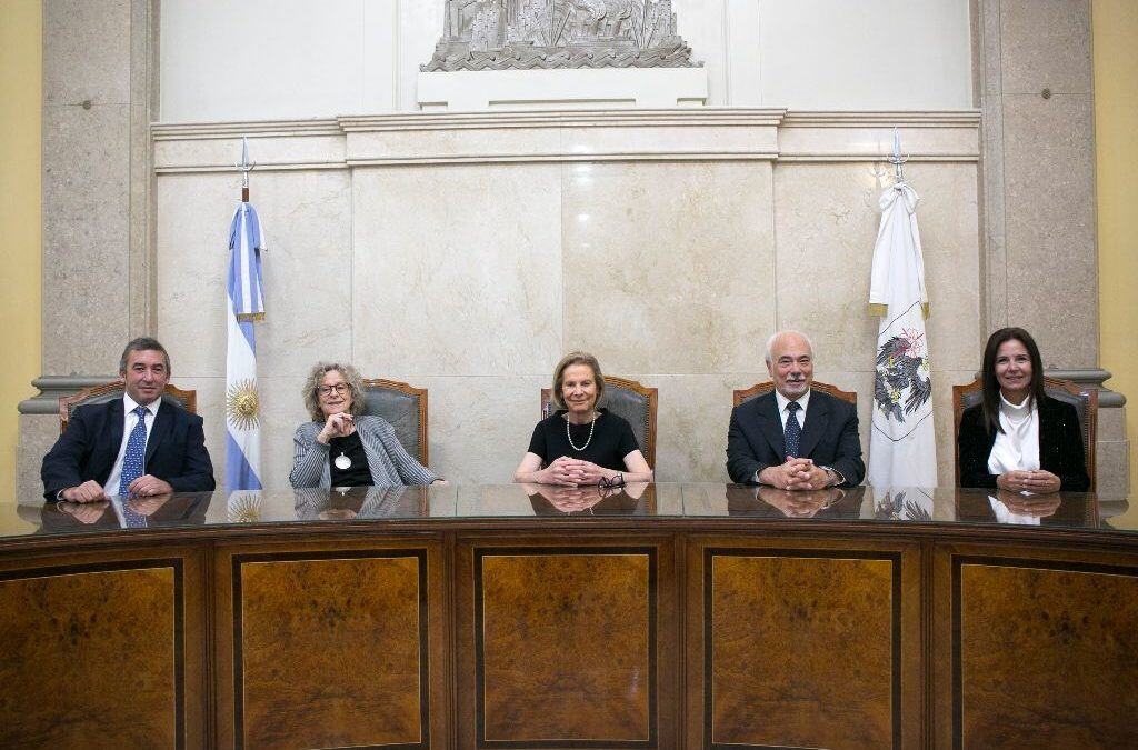Santiago Otamendi, Alicia Ruiz (la única que votó en disidencia), Ines Weinberg de Roca, Luis Lozano y Marcela de Langhe.