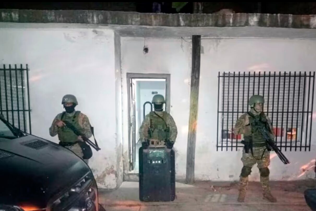 El allanamiento en casa de uno de los sospechosos por el asesinato del playero.