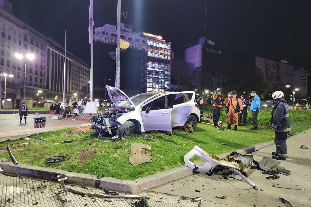 Chocó contra las vallas y se subió a la dársena del Obelisco: dos heridos (Imagen: Seguridad CABA)