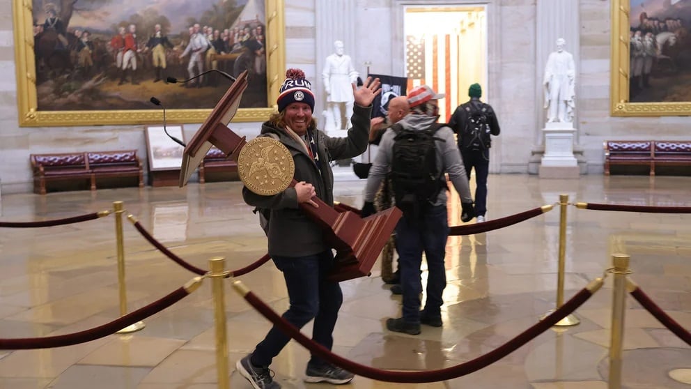 Centenares de simpatizantes del entonces presidente Donald Trump sembraron caos y violencia en el Capitolio, en momentos en que los legisladores certificaban la victoria de Joe Biden. (Foto: AFP)