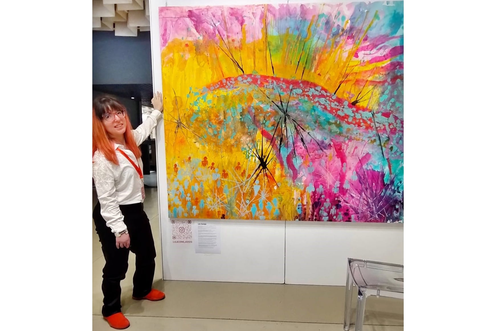 La artista junto a "Apariciones".