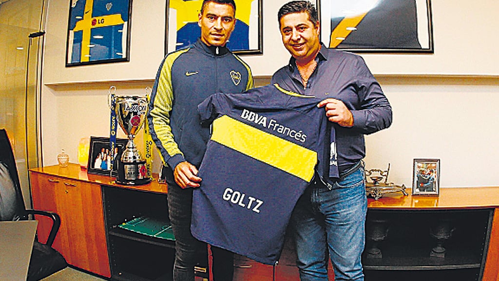 Paolo Goltz posa con la casaca de Boca junto a Daniel Angelici.