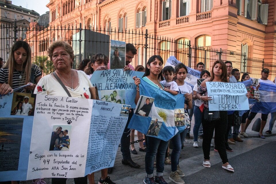 Familiares del San Juan reclaman fuera de Casa de Rosada.