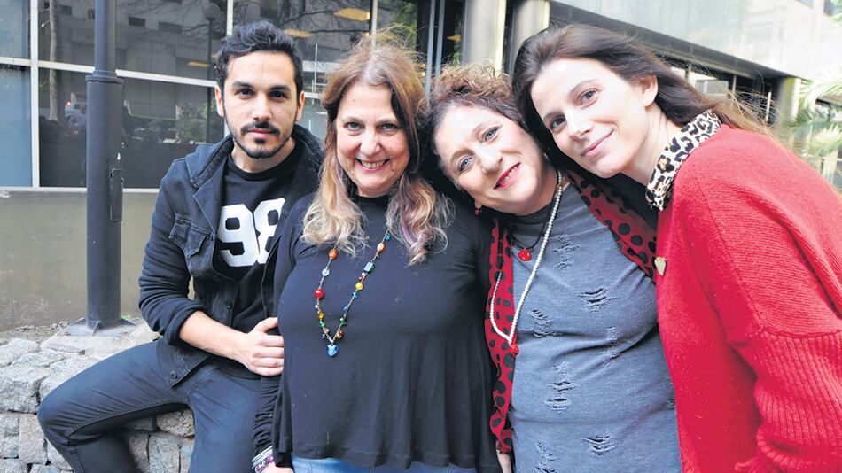 El actor Martín Slipak, la directora Paula Marull, junto a Cristina Fridman y Eugenia Levin, organizadoras.