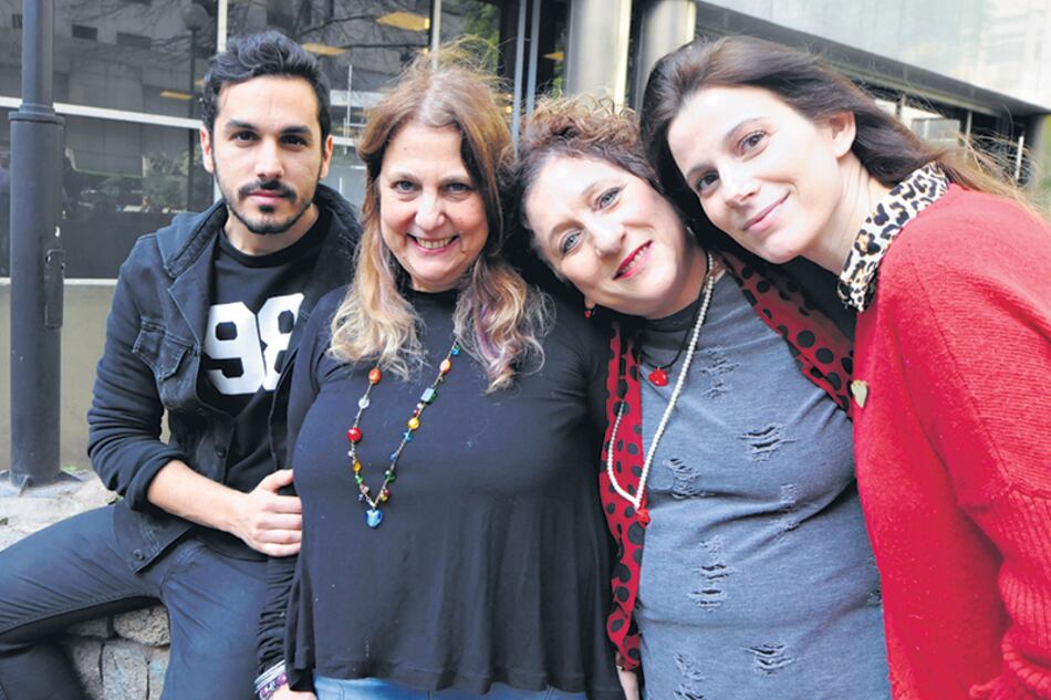 El actor Martín Slipak, la directora Paula Marull, junto a Cristina Fridman y Eugenia Levin, organizadoras.