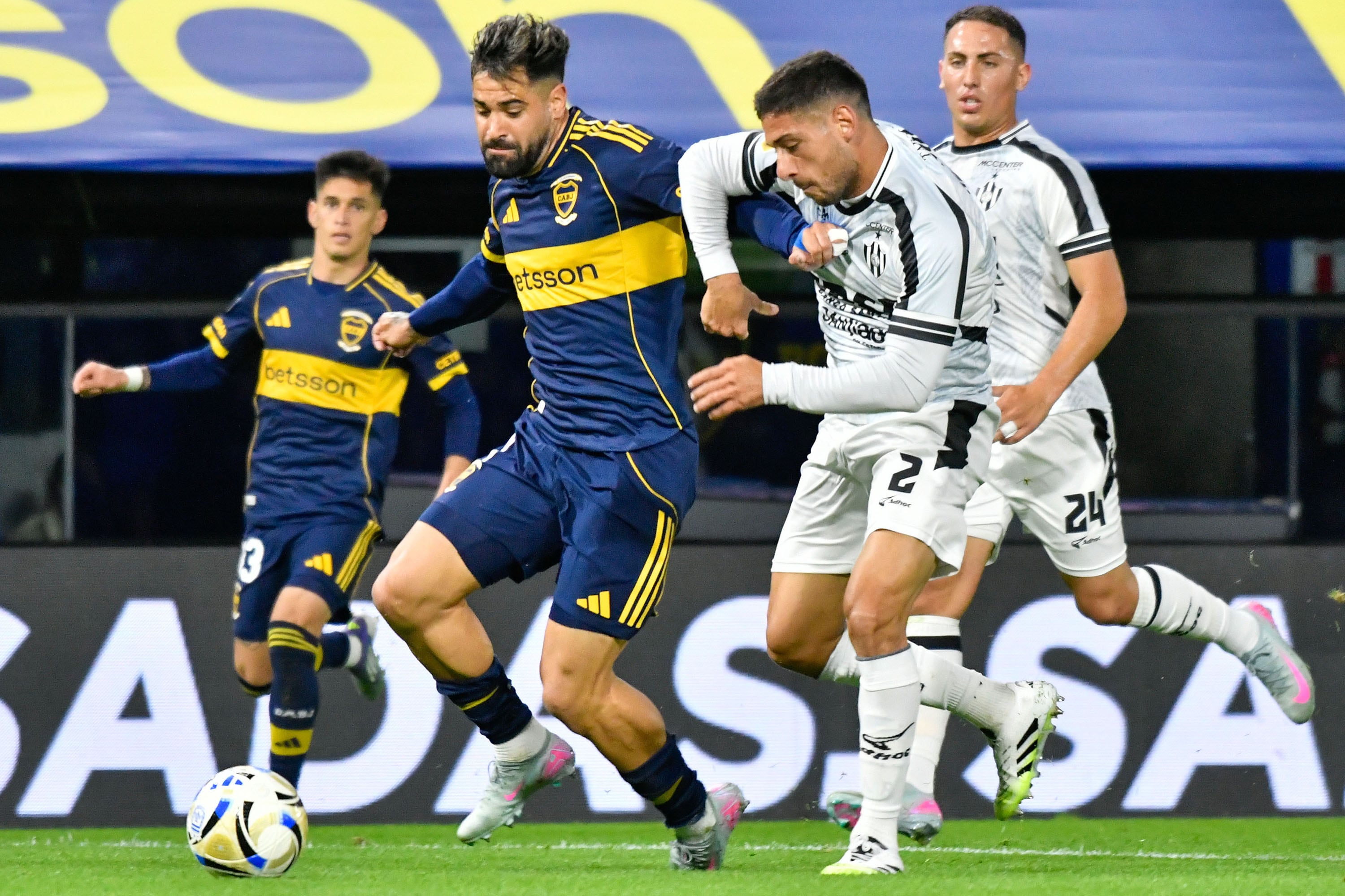 Milton Giménez intenta escapar de la marca de Abascia