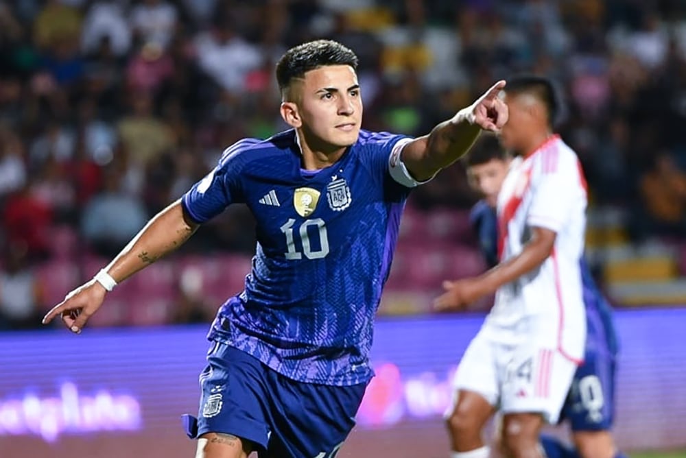 Thiago Almada celebra el gol que abrió el marcador ante Perú