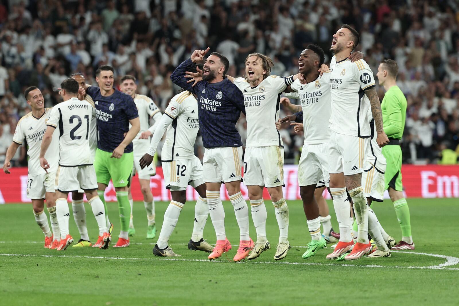 Todo Real Madrid celebra ante su gente el éxito en el derbi de España