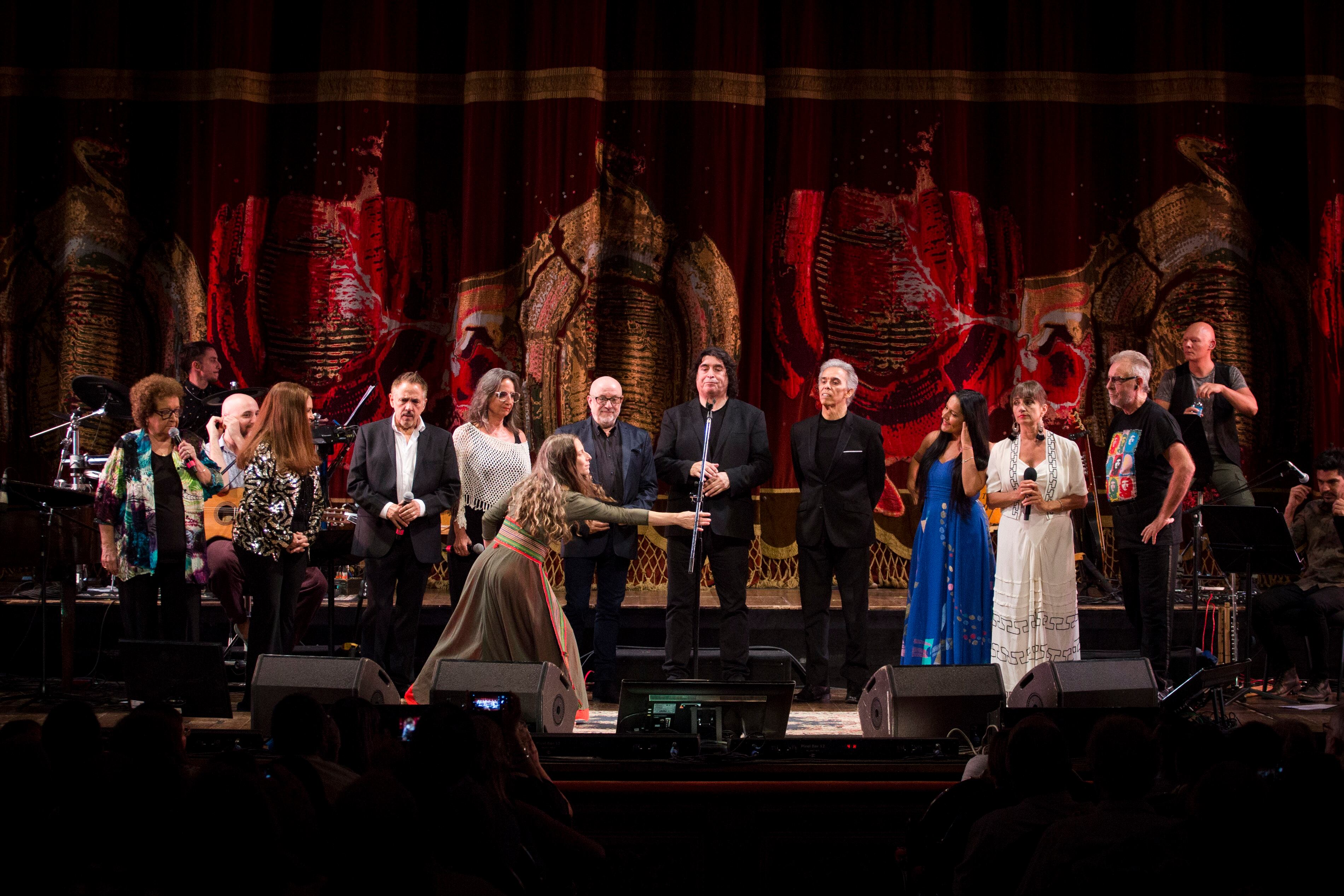 El final fue con todas y todos cantando "Solo le pido a Dios".