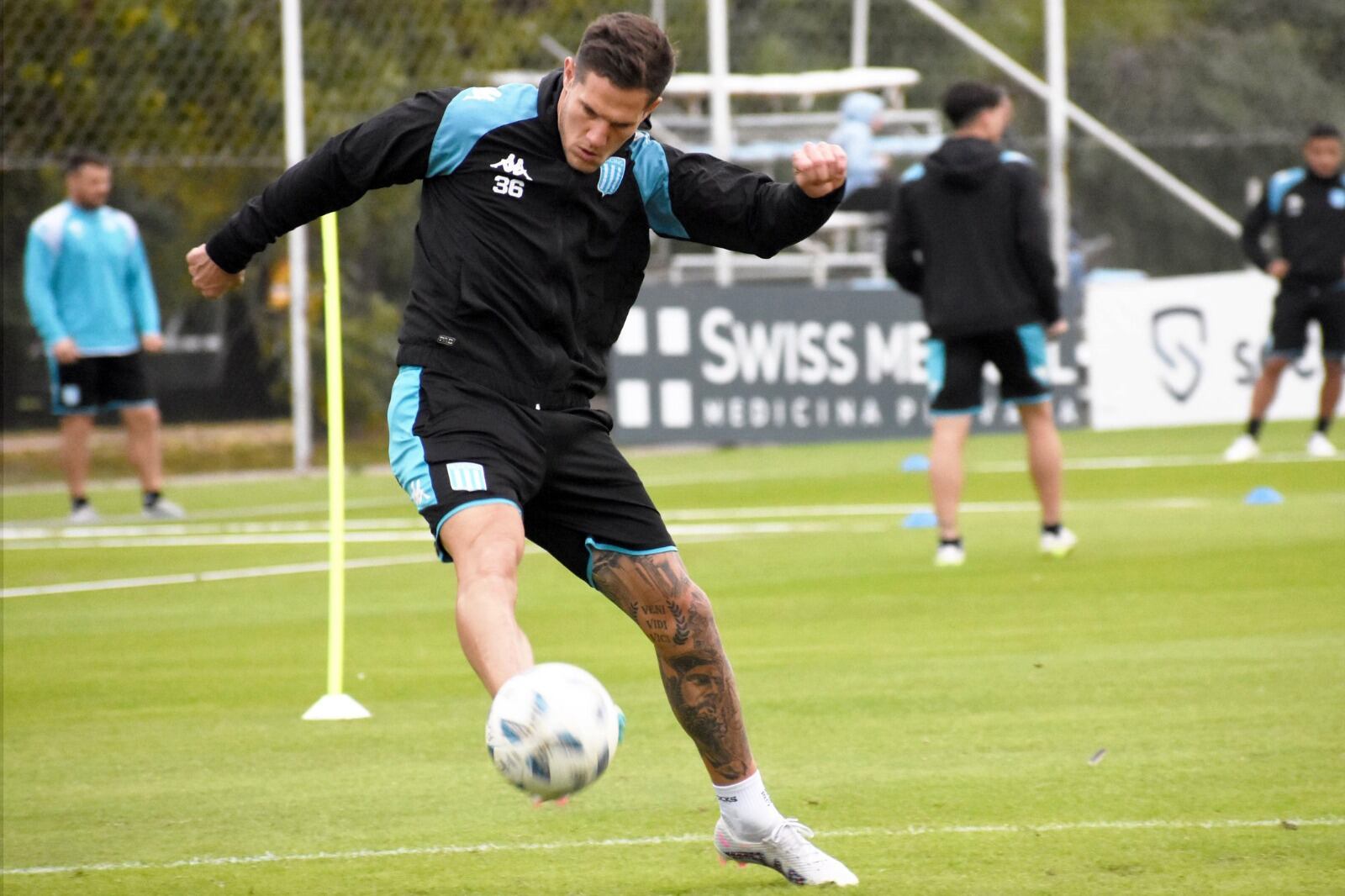 Bruno Zuculini se desepeña en Racing