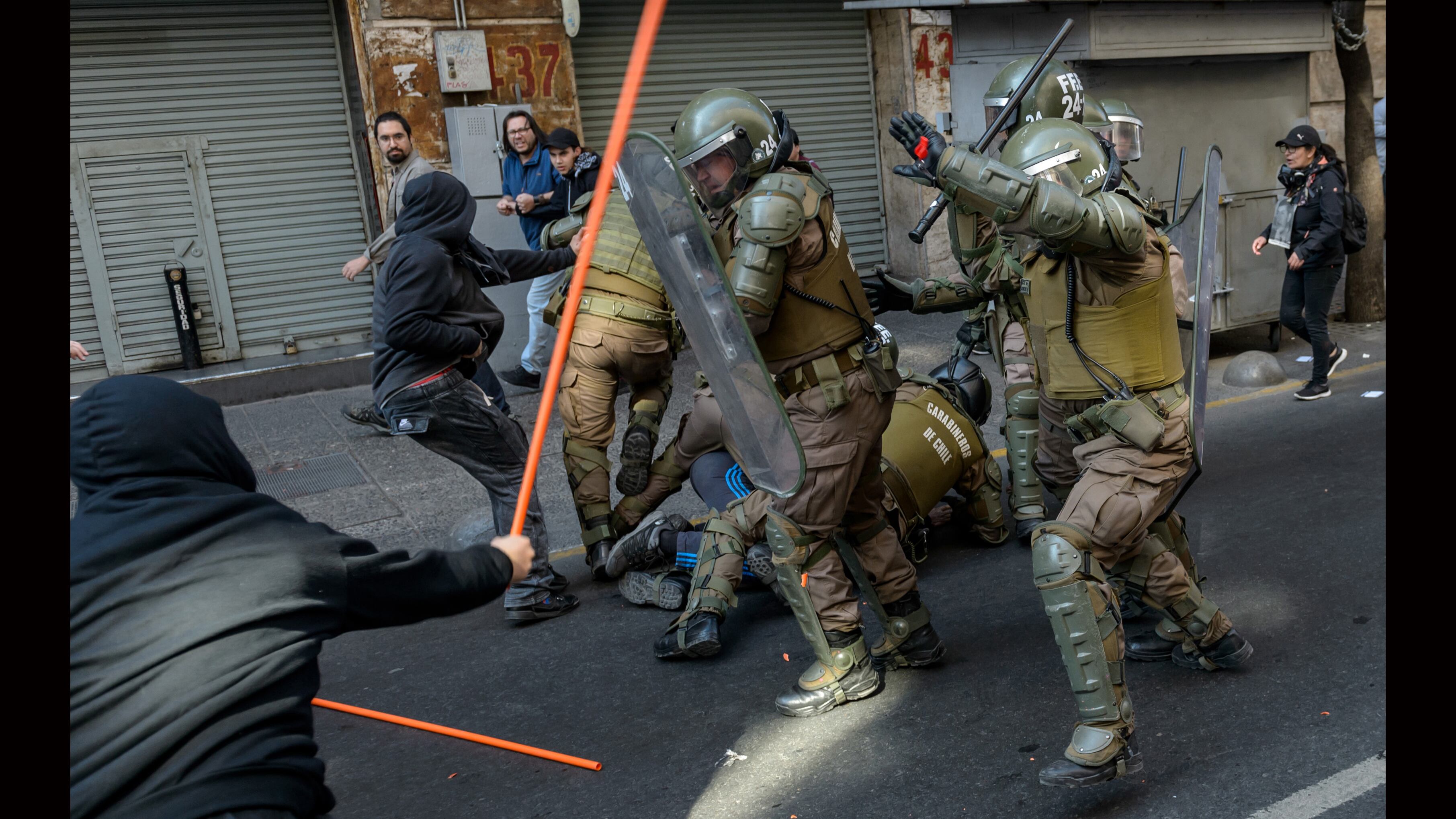Los Carabineros se están militarizando, advierte el informe del CELS.