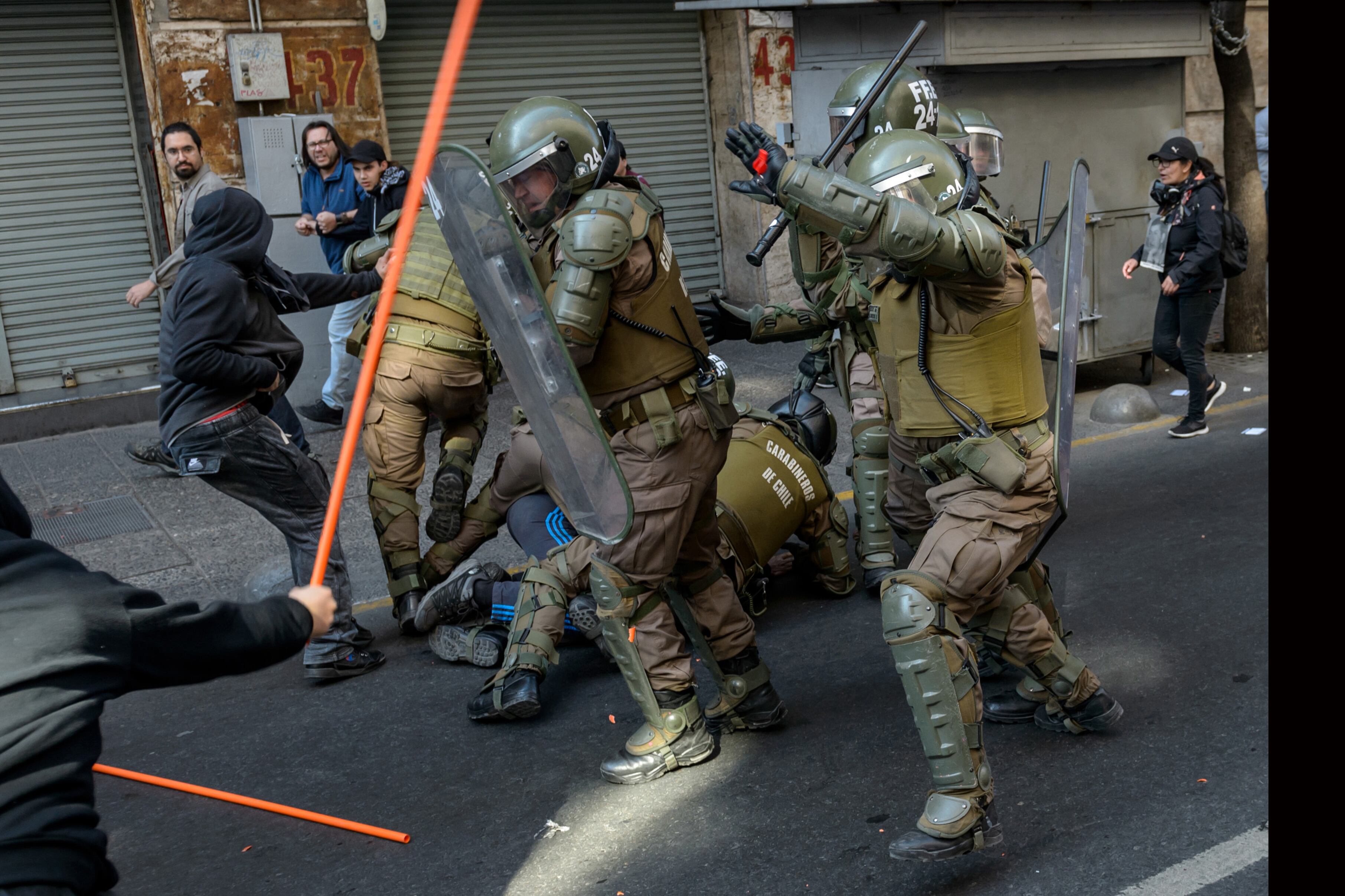 Los Carabineros se están militarizando, advierte el informe del CELS.