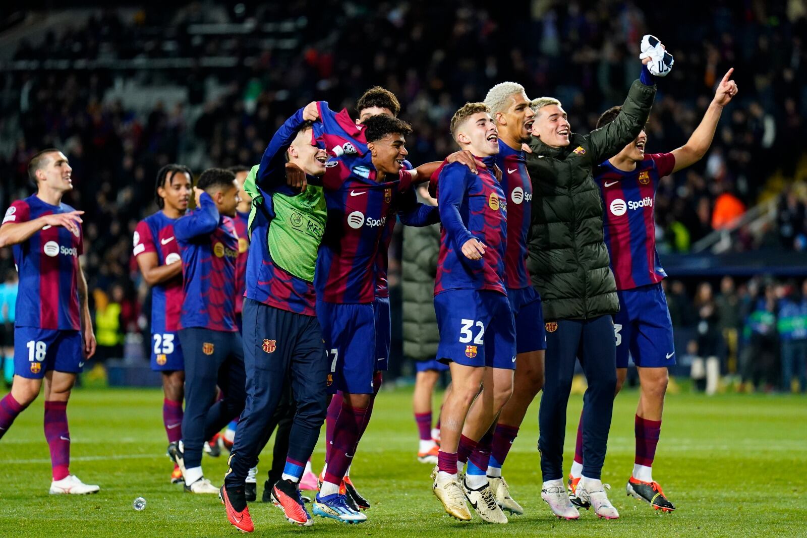 Todo Barcelona celebra con su gente el pase a cuartos en la Champions League
