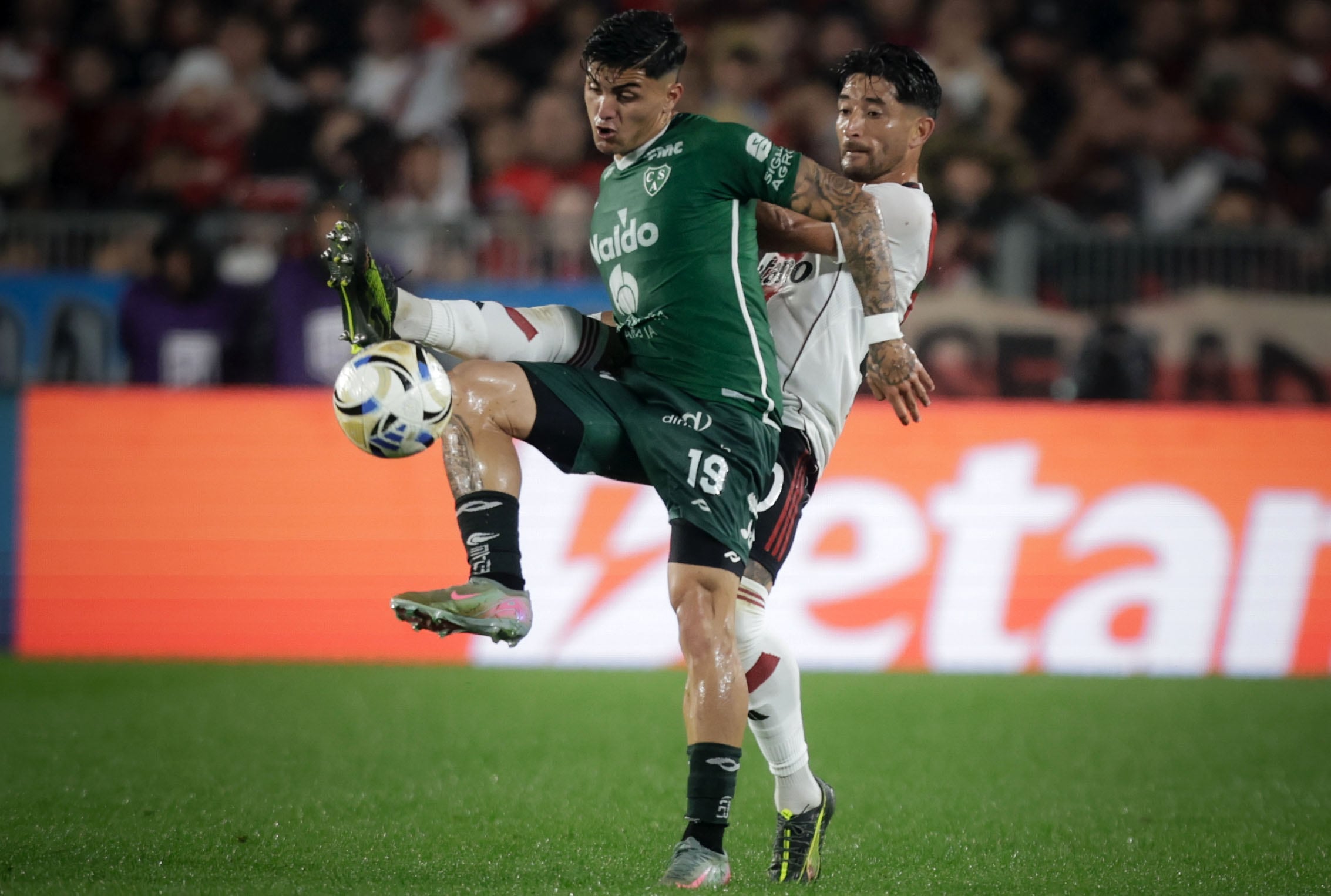Julián Contrera domina la pelota ante la marca de Casco