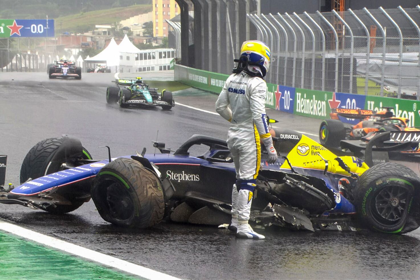 Colapinto baja del auto luego del accidente. "Estoy ok", fue lo primero que dijo por radio.