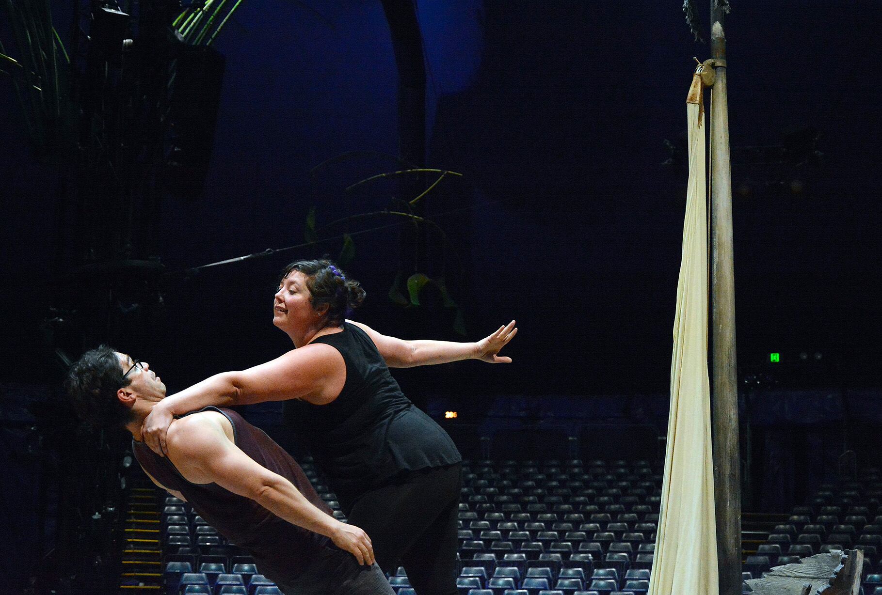 Mark y Kelsey debaten su pantomima entre la atracción que los personajes sienten.