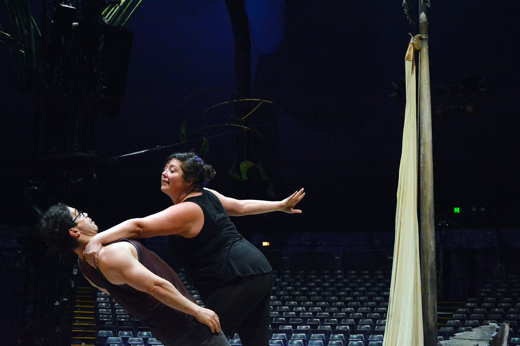 Mark y Kelsey debaten su pantomima entre la atracción que los personajes sienten.