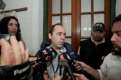 El Jefe de Drogas Peligrosas habló con la prensa tras el allanamiento a la municipalidad.
