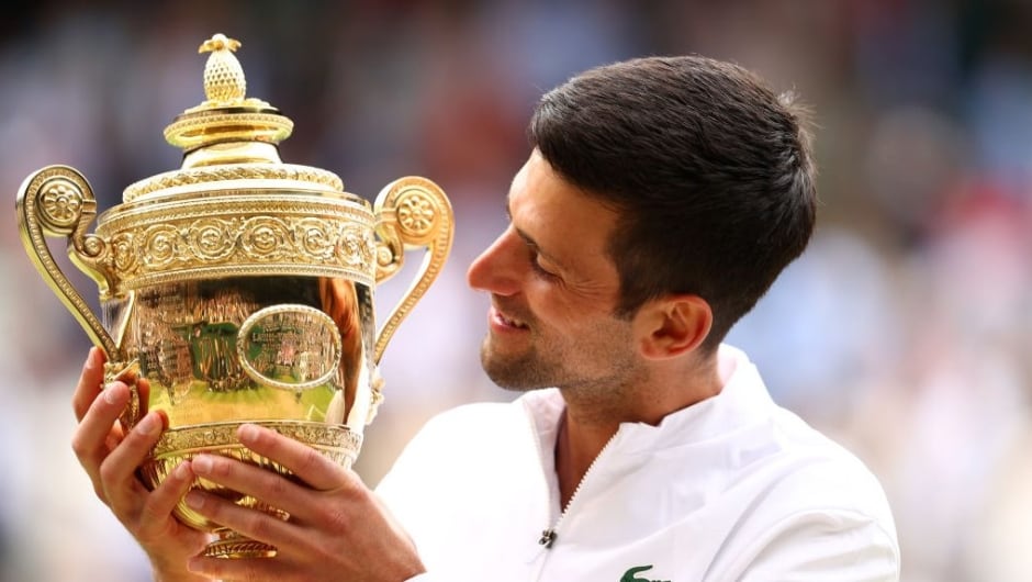 Novak Djokovic con el título de Wimbledon que ganó en 2021. 