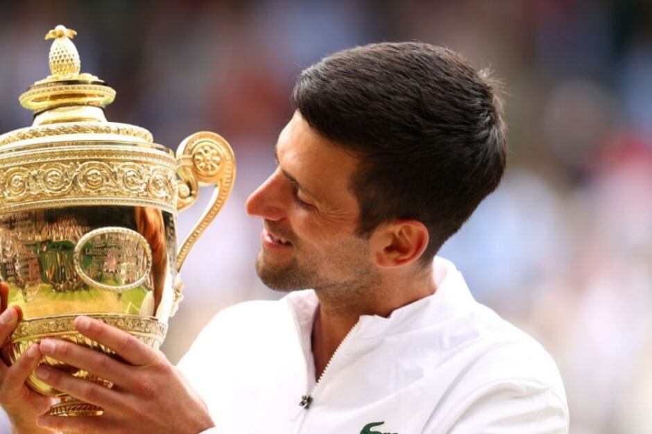 Novak Djokovic con el título de Wimbledon que ganó en 2021.
