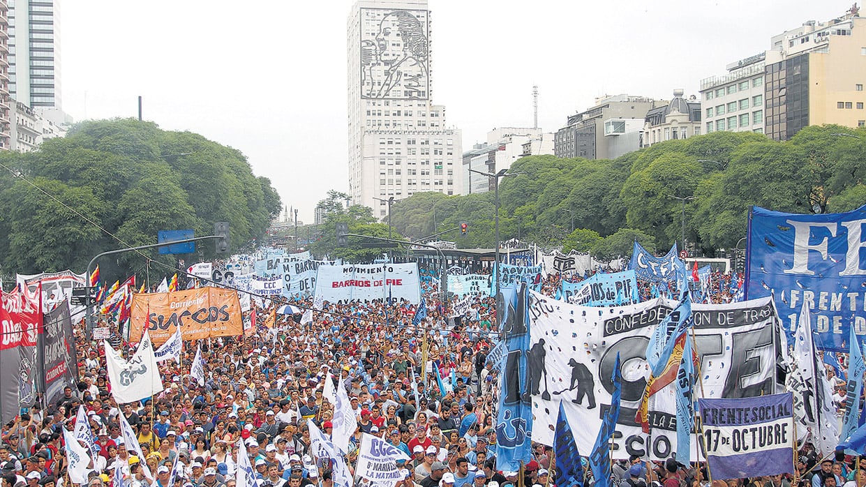 Antes de la represión en el Congreso, las organizaciones sociales encabezaron una gran columna desde el Obelisco.
