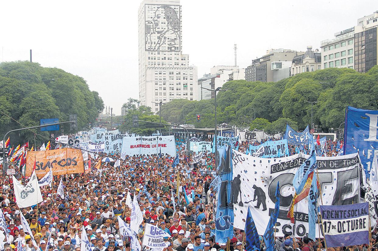 Antes de la represión en el Congreso, las organizaciones sociales encabezaron una gran columna desde el Obelisco.