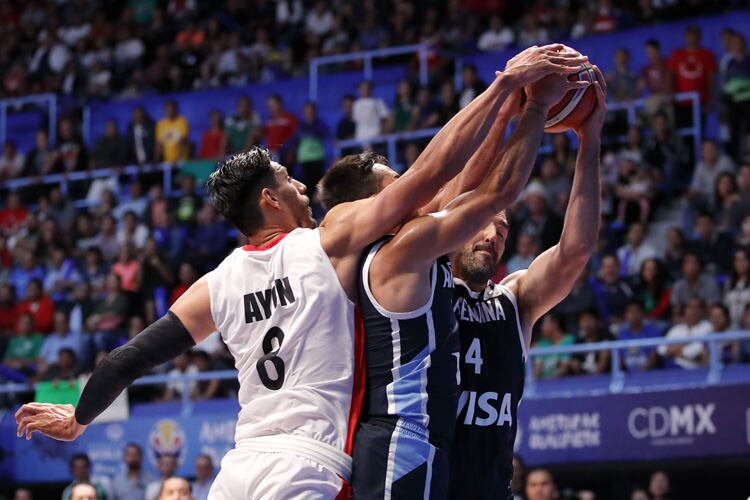 Scola le gana un rebote al mexicano Ayón.