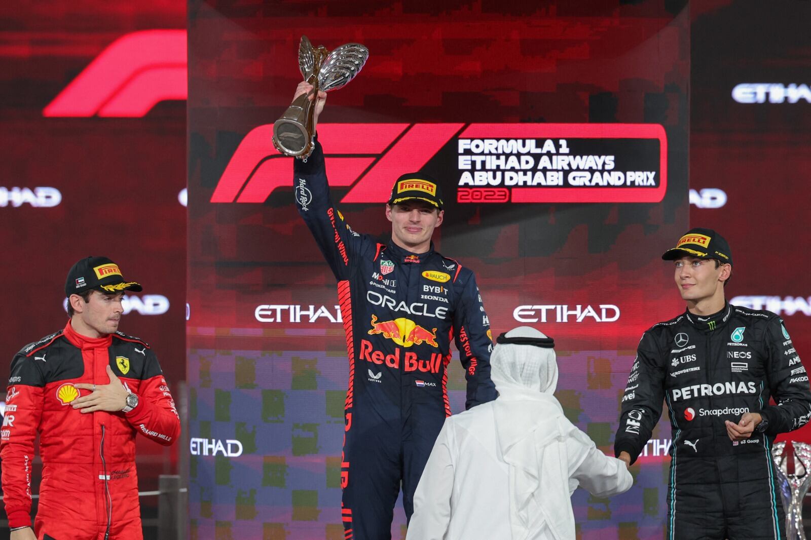 Verstappen levanta su trofeo en Arabia Saudita