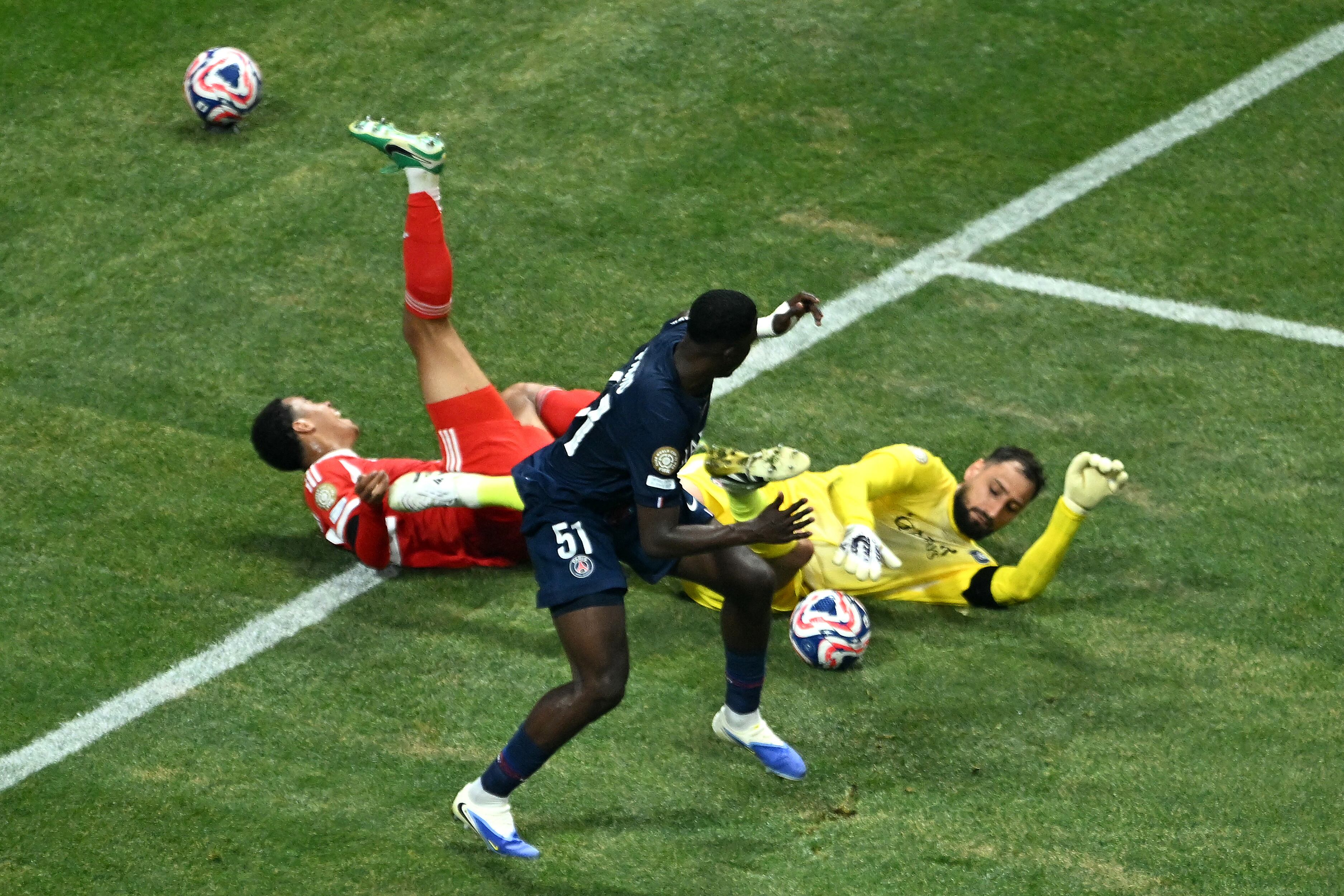 Musiala fue a buscar una pelota aparentemente perdida y se rompió todo.