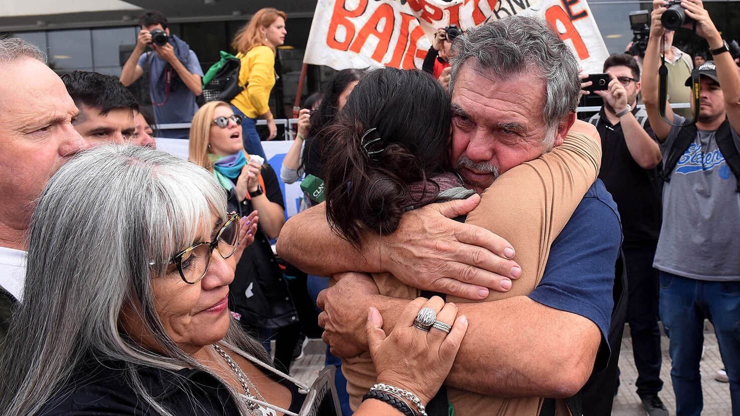 Alberto Perassi, padre de Paula, se abraza desconsolado al finalizar el juicio.