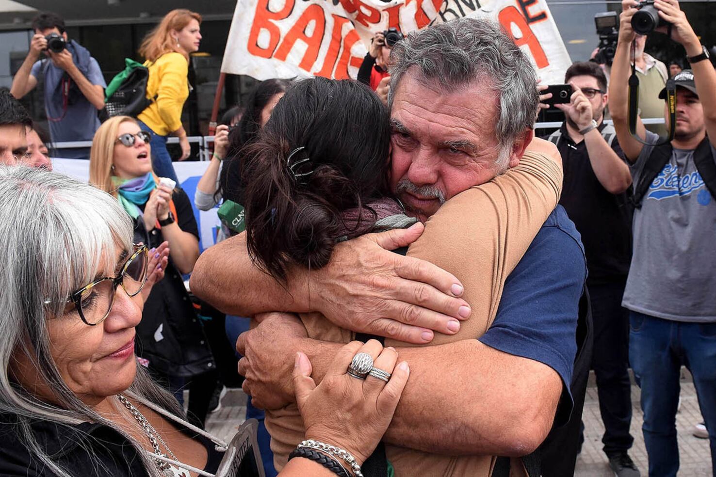 Alberto Perassi, padre de Paula, se abraza desconsolado al finalizar el juicio.