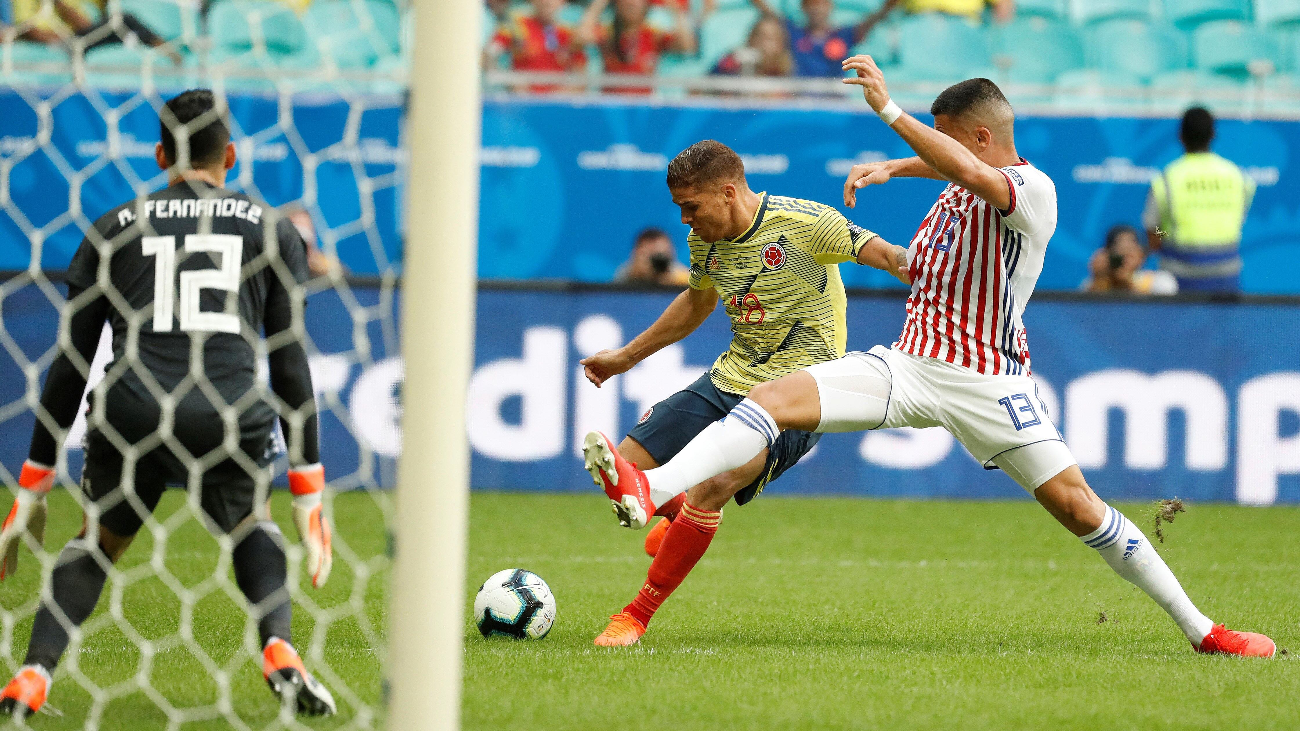 Cuellar prepara el disparo que se convertiría en el 1-0 de Colombia ante Paraguay.