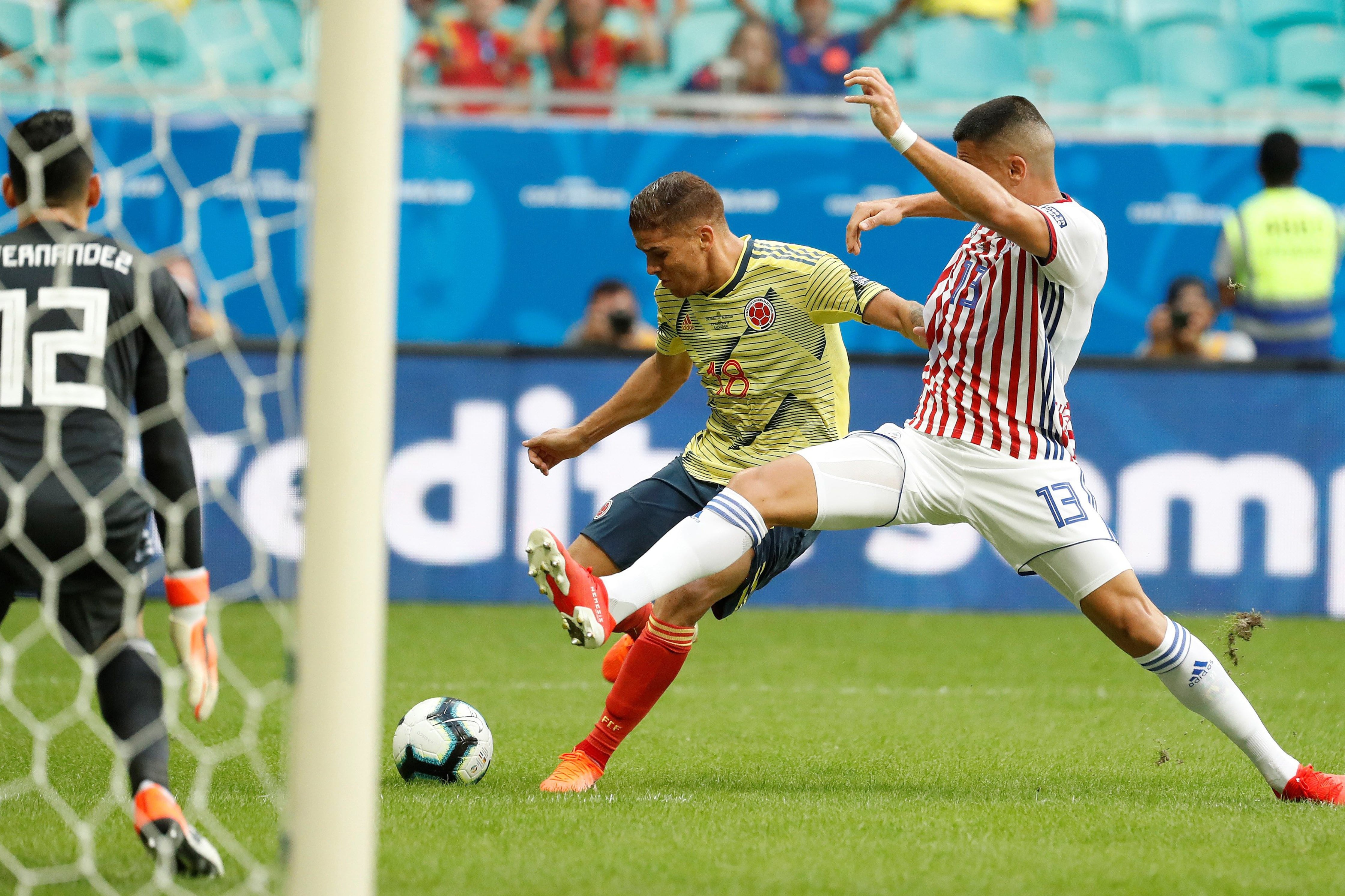 Cuellar prepara el disparo que se convertiría en el 1-0 de Colombia ante Paraguay.