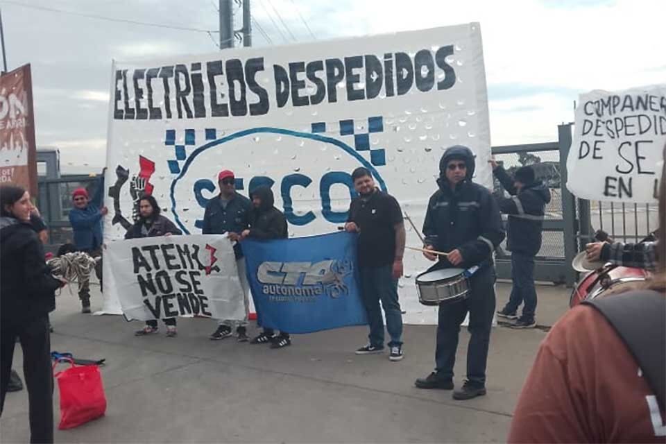 Los "bomberos de la luz" que perdieron el trabajo por un plan de ajuste. 