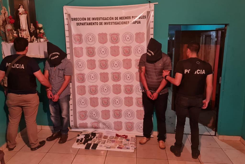 Ayala Benítez y su primo, encapuchados después de su detención. 
