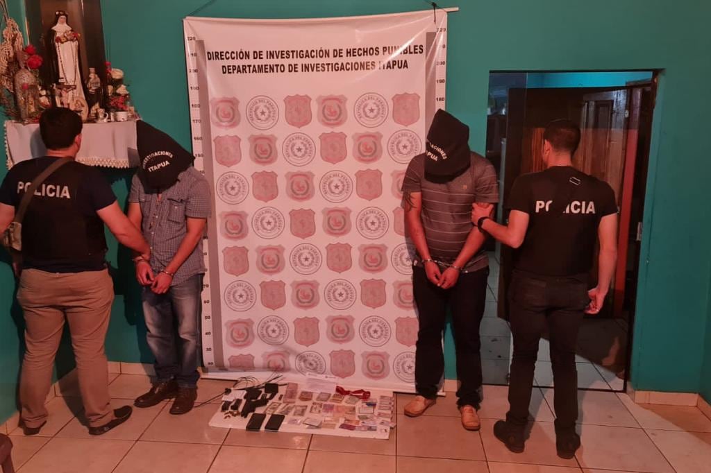 Ayala Benítez y su primo, encapuchados después de su detención.