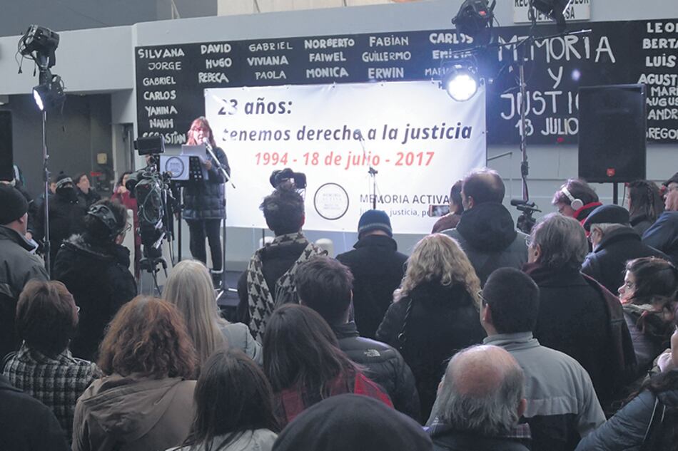 Diana Wassner fue la principal oradora del acto que se realizó por la tarde frente a la AMIA.