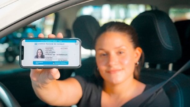A partir de hoy se podrá circular con los documentos del auto en el celular.