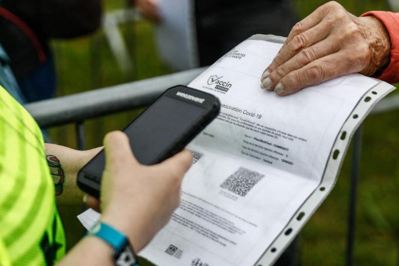 En otros países ya se implementó también la obligatoriedad del pase sanitario.