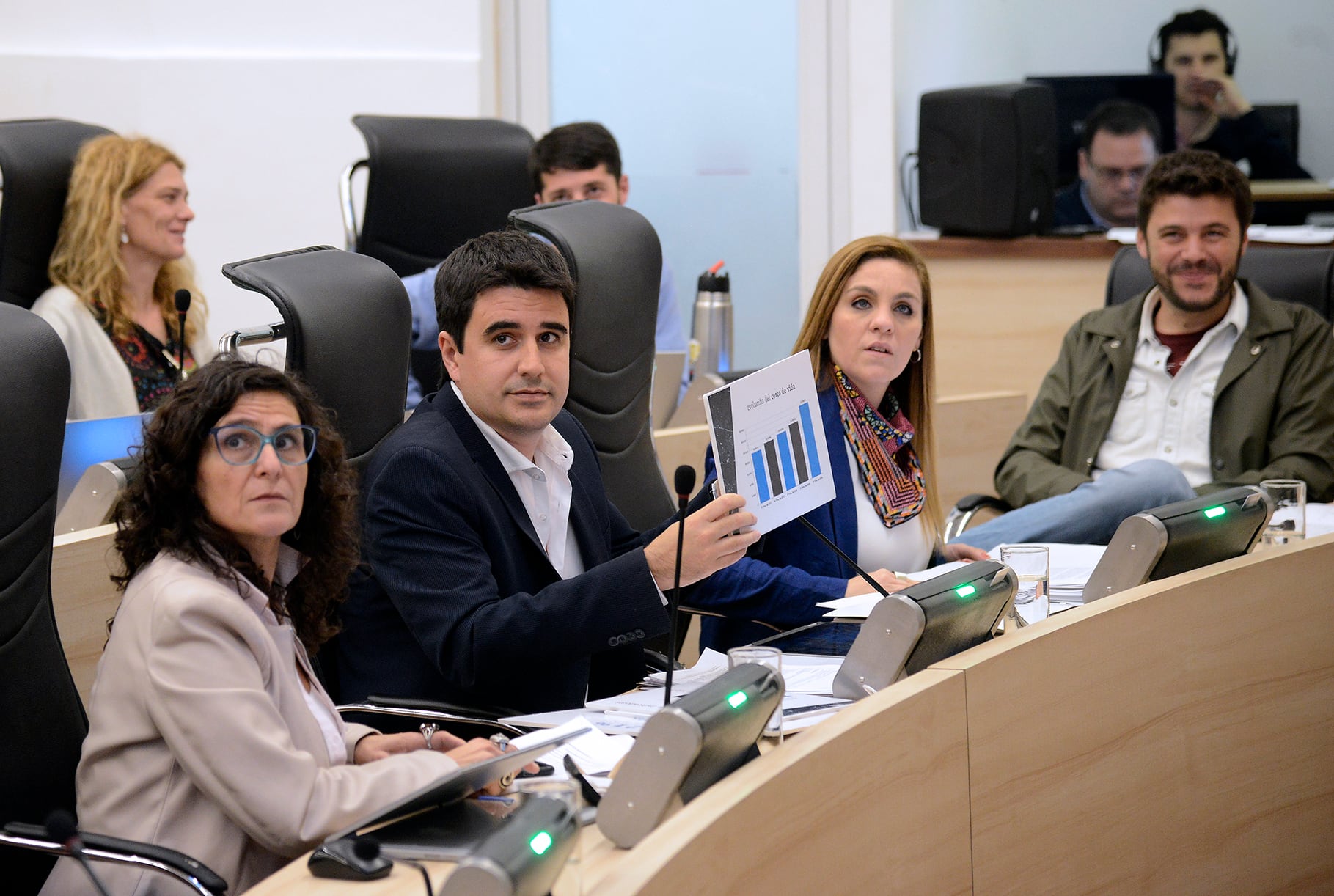 Concejales del PJ y Ciudad Futura miran los desmanes en la barra durante la sesión del jueves.