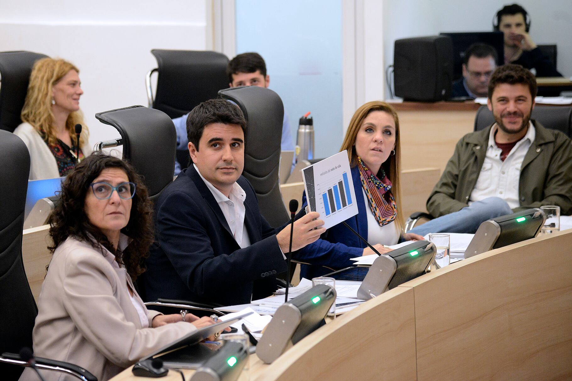 Concejales del PJ y Ciudad Futura miran los desmanes en la barra durante la sesión del jueves.