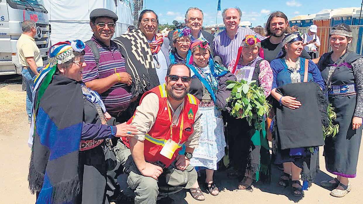 (De izq. a der.) Juan Namuncurá, Eduardo Valdés, Mario Cafiero y Juan Grabois junto a representantes de la comunidad mapuche.